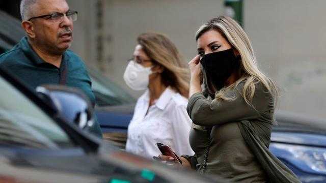 احتجاجات وقطع طرق في لبنان تنديدًا بقرارات كورونا الجديدة