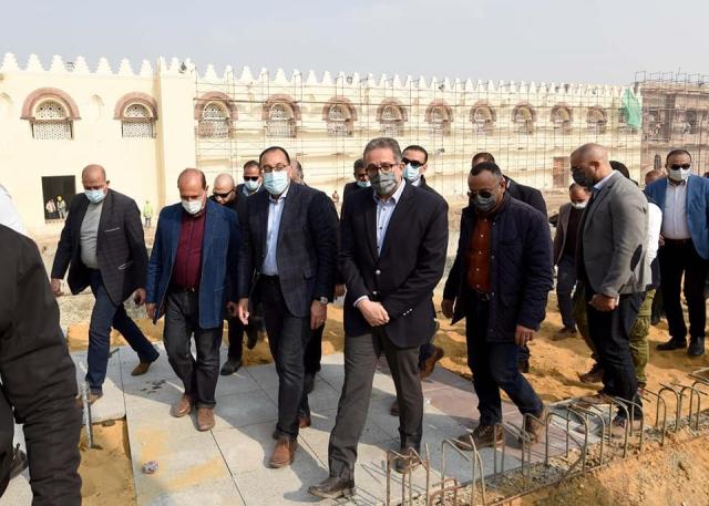 رئيس الوزراء خلال جولته 