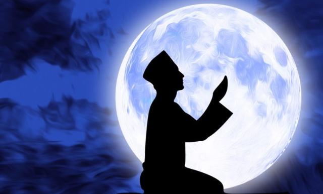 شخص يدعو الله