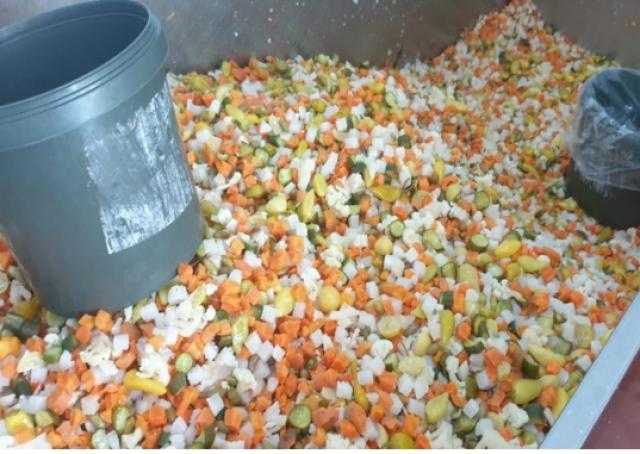 التحفظ على 15 طن مخللات فاسدة قبل بيعها في البحيرة