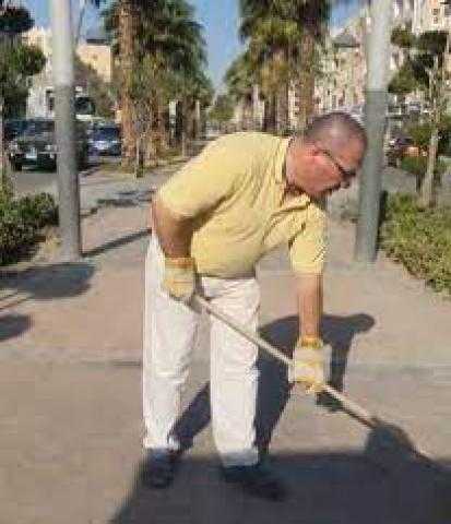 في حب الغردقة ..سائح سويسري ينظف شوارعها يوميًا خلال زيارته