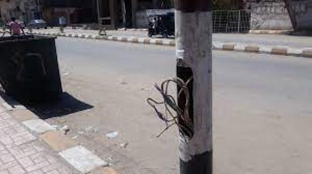 أعمدة إنارة عارية