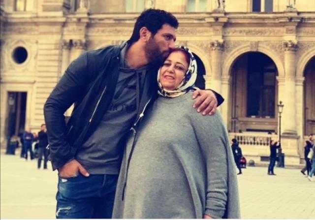 «الأيام غريبة من غيرك».. حسن الرداد يُحيى الذكرى الأولى لوفاة والدته