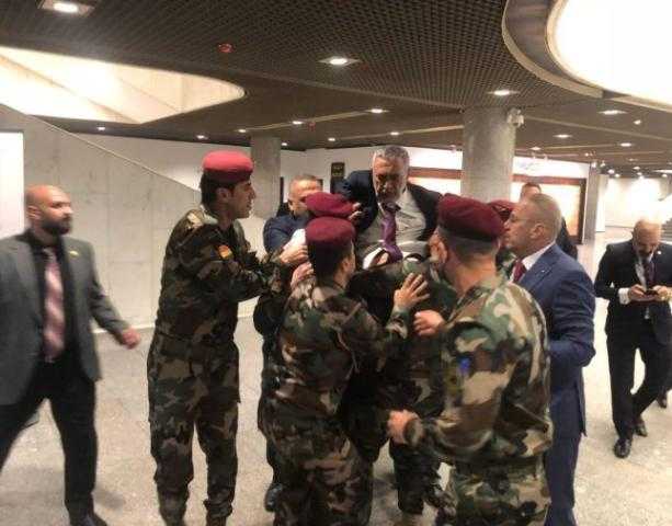 الاعتداء على ”رئيس السن” داخل البرلمان العراقي.. والأمن يتدخل لإنقاذه (فيديو)