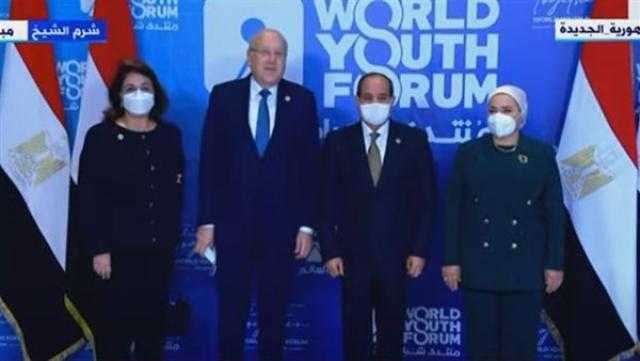 صورة تذكارية للسيسي وقرينته مع رئيس وزراء لبنان