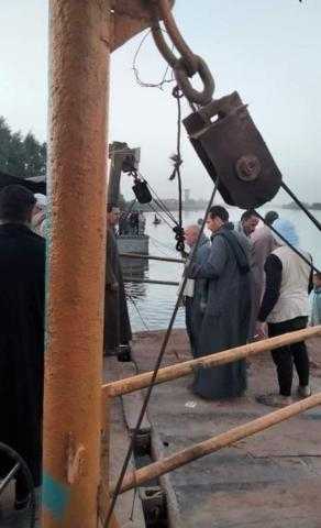 انتشال جثتين والبحث عن 18 آخرين في سقوط سيارة بالنيل