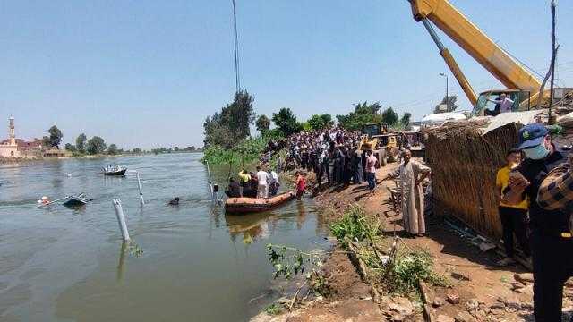 8 وفيات وإنقاذ 15 عاملًا في حادث غرق سيارة بالنيل