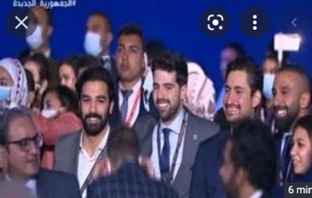 قبل دقائق من انطلاق المنتدى.. فنانون مصريون يلتقطون صورًا تذكارية