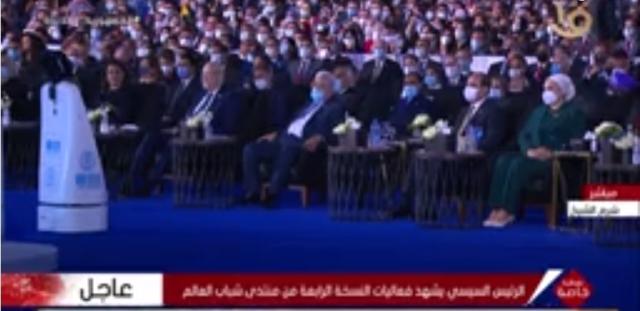 ”روبوت” يرحب بالسيسي ويشرح مهمته في تعقيم قاعات منتدى شباب العالم