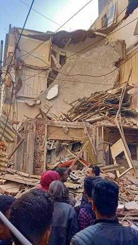 شاهد.. انهيار عقار دمياط - خاص