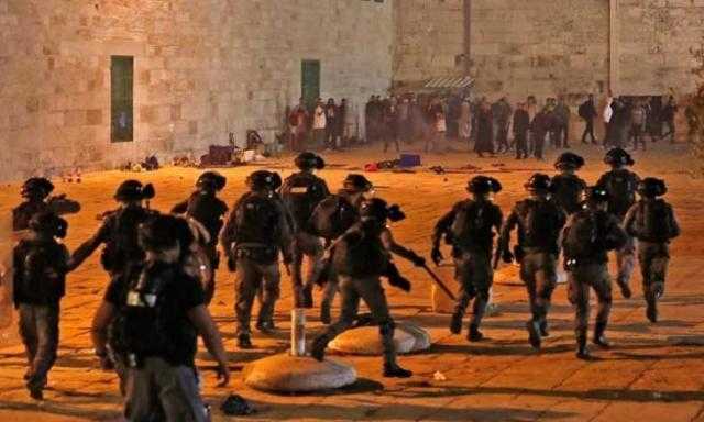 إصابة 12 فلسطينيًا بالمطاطي في مواجهات مع الاحتلال عند المدخل الشمالي للبيرة
