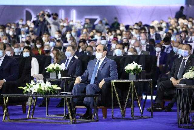 موقف طريف يُثير ضحك السيسي في منتدي شباب العالم - فيديو