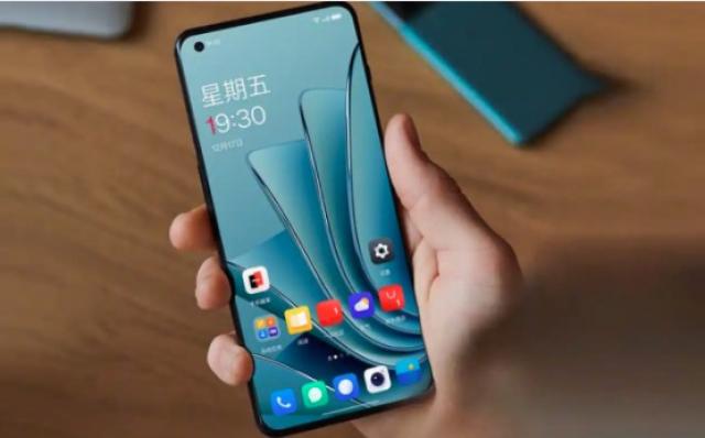 مواصفات OnePlus 10 Pro.. هاتف لن تمل منه لسنين طويلة!