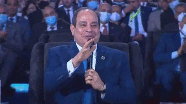 السيسي يمازح مقدم جلسة تجارب تنموية: «هلتزم بالأربع دقائق بتوعي»