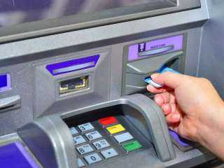 «هيتخصم كام».. رسوم الاستعلام عن الرصيد من ماكينات ATM في البنوك 2025