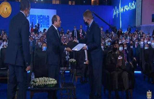 ممثل المجلس الأمريكي يقدم شهادة اعتماد الأكاديمية الوطنية للتدريب للرئيس السيسي