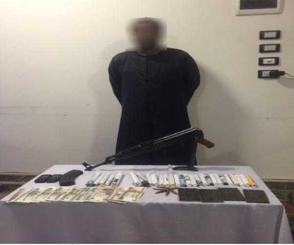 ضبط تاجر مخدرات بحوزته أسلحة في كوم أمبو