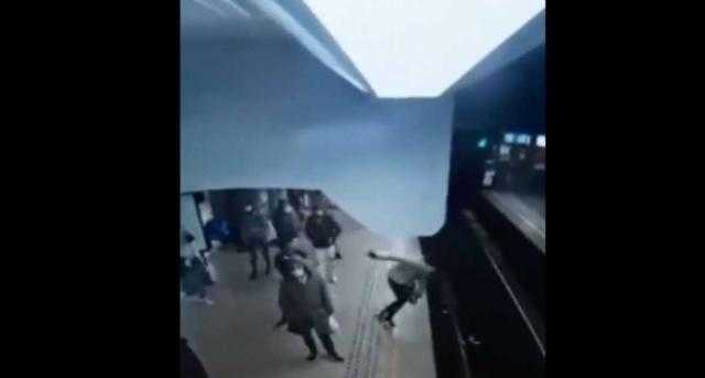 شاهد.. لحظة دفع امرأة على شريط السكة الحديد !.. وردة فعل غير متوقعة من قائد القطار تمنع الكارثة