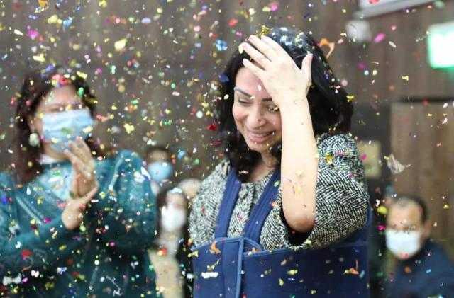 موظفو القومي للمرأة يفاجئون مايا مرسي بالورود والاحتفالات بعد عودتها لمكتبها