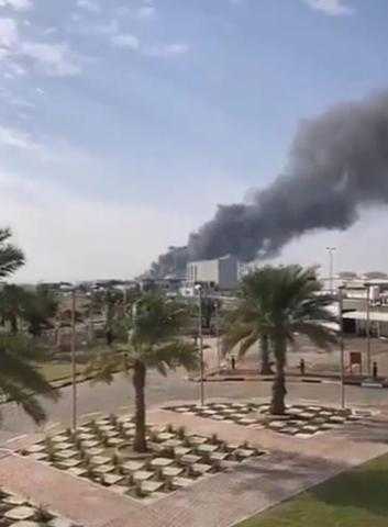 شاهد.. لحظة انفجار صهاريج نقل المحروقات البترولية في الإمارات