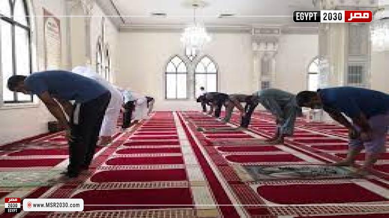 أشخاص يصلون في مسجد