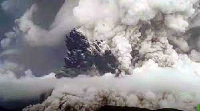 مشاهد مرعبة.. لحظة انفجار بركان في المحيط الهادئ