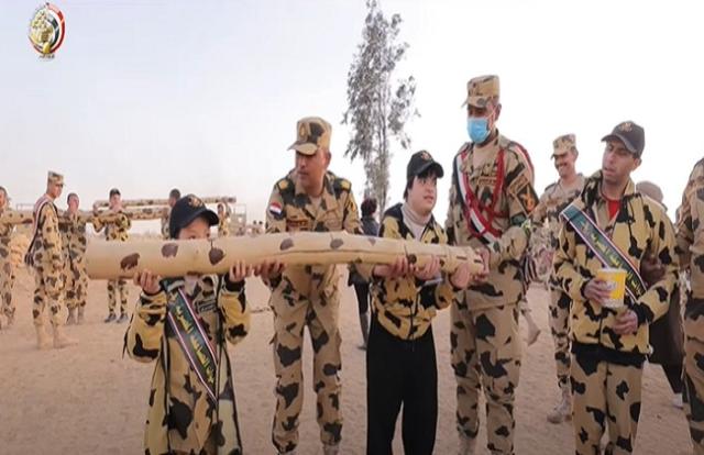 قوات الصاعقة والمظلات تستقبل أبطال قادرون باختلاف (فيديو)