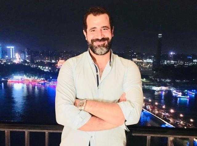 محمود حافظ يودع لوكيشن تصوير «رمسيس باريس» في فرنسا