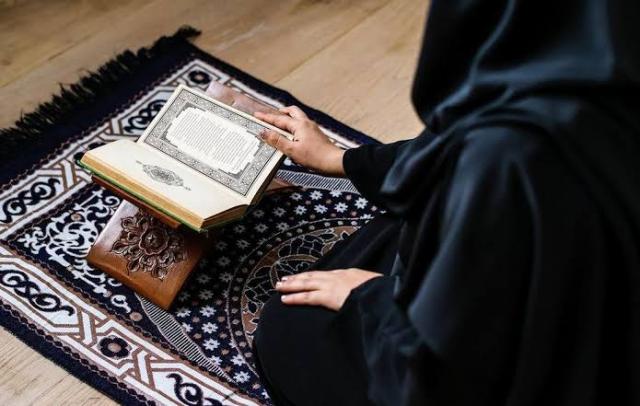 فتاة تقرأ القرآن