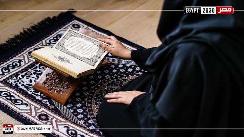 فتاة تقرأ القرآن