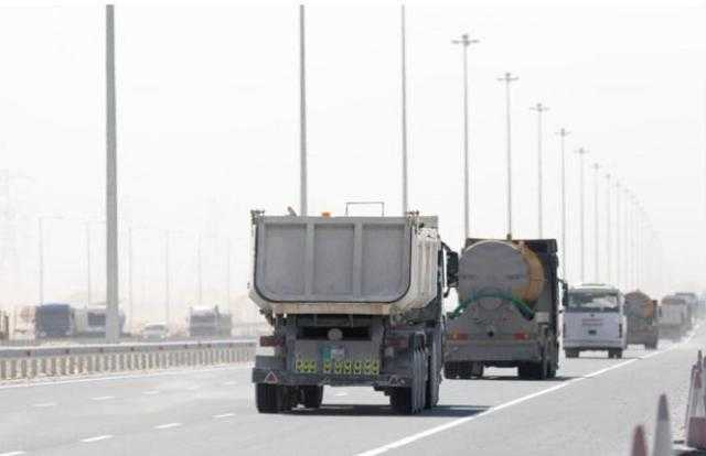 «أستاذ هندسة طرق» يفجر كارثة عن سرعة الشاحنات على الطريق الدائري