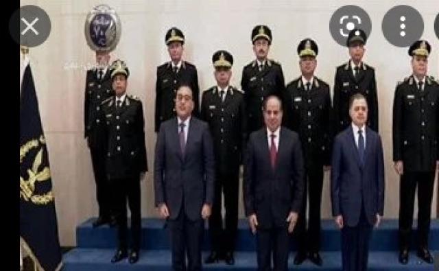في عيدهم الـ 70.. الرئيس السيسي يلتقط صورة تذكارية مع قيادات الشرطة