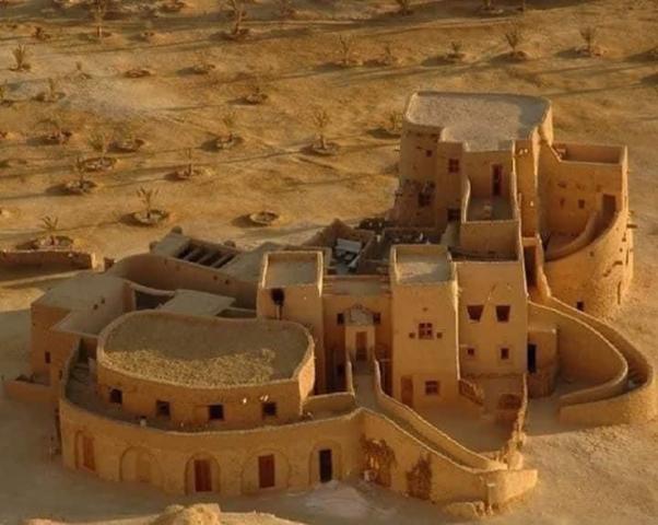 «أدرار أملال».. فندق داخل مصر صنف ضمن قائمة الأغرب في العالم