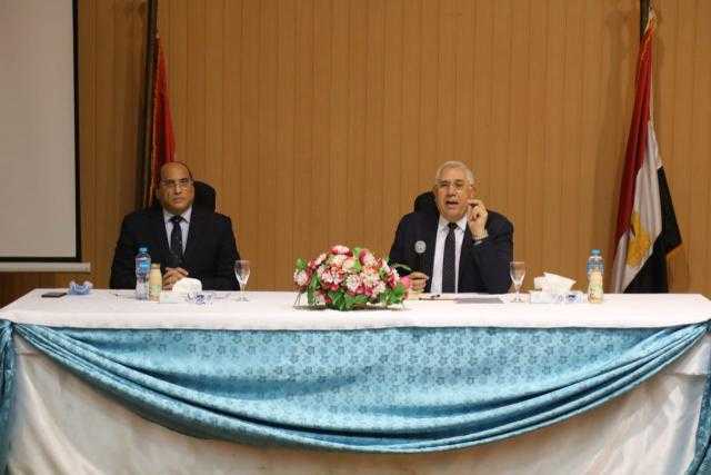 وزير الزراعة يطالب بالإسراع فى تنفيذ منظومة الري الحديث