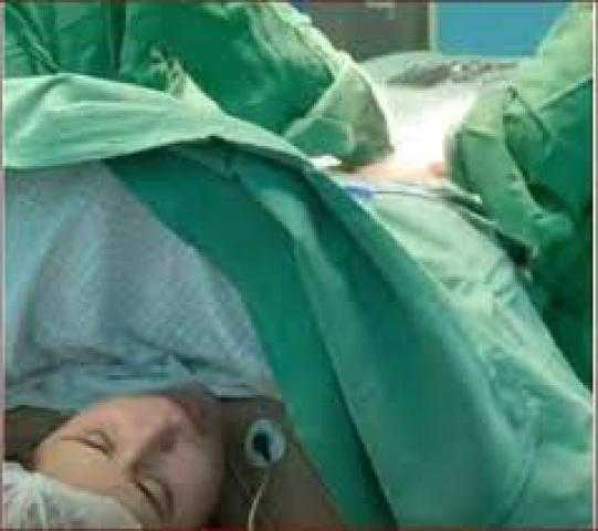 امرأة تغني أثناء المخاض.. ورد فعل غريب من الطبيب - فيديو