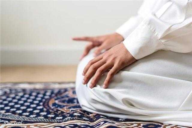 «متصل بالقلب».. تحريك الإصبع في التشهد بين البدعة و«السنة»