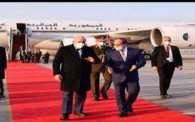 شاهد| لحظة وصول الرئيس الجزائري إلي قصر الاتحادية ..فيديو