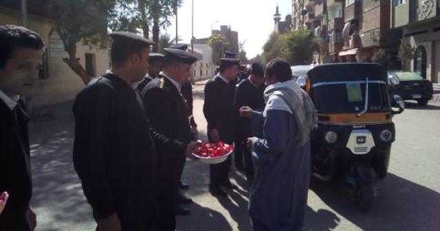 في عيدهم الـ70.. شاهد ضباط الشرطة يوزعون الورود والحلوى على المواطنين