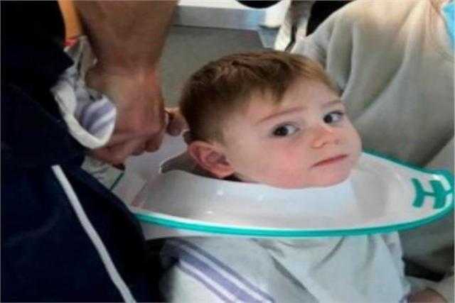 الشرطة تنجح في إنقاذ طفل علق رأسه بمرحاض وكاد أن يختنق