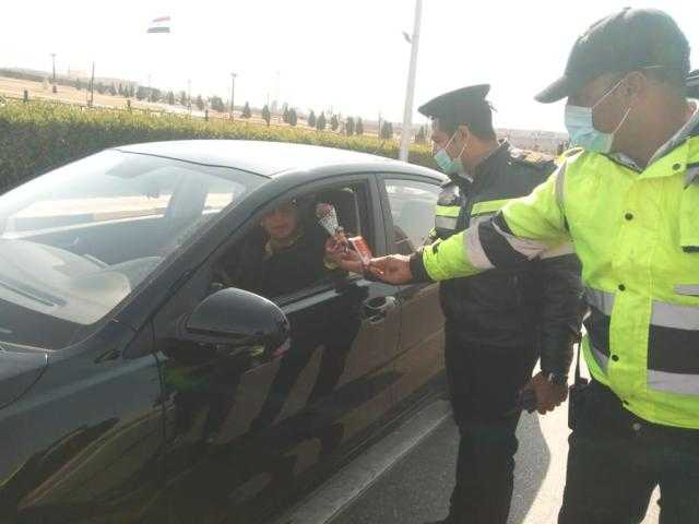 الإدارة العامة للمرور توزع «الشيكولاته والورود» على المواطنين احتفالًا بعيد الشرطة