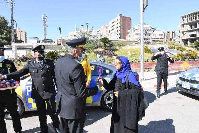 ضباط مرور قنا يوزعون الورود على المواطنين في عيد الشرطة