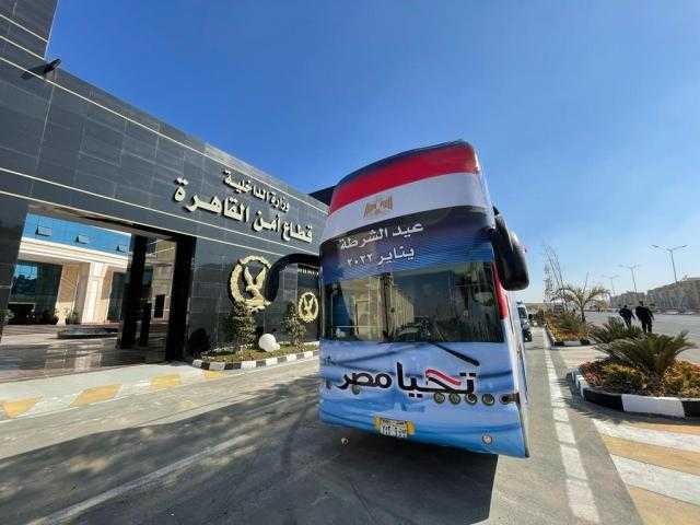 احتفالات عيد الشرطه.. مديرية أمن القاهرة توزع الهدايا على المواطنين