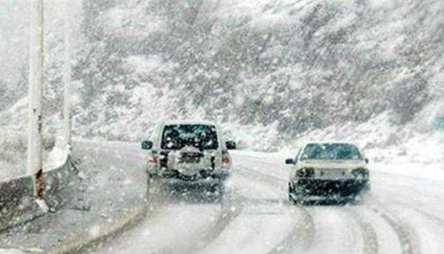 عاصفة ثلجية تحاصر 5 آلاف سيارة في اليونان (فيديو)