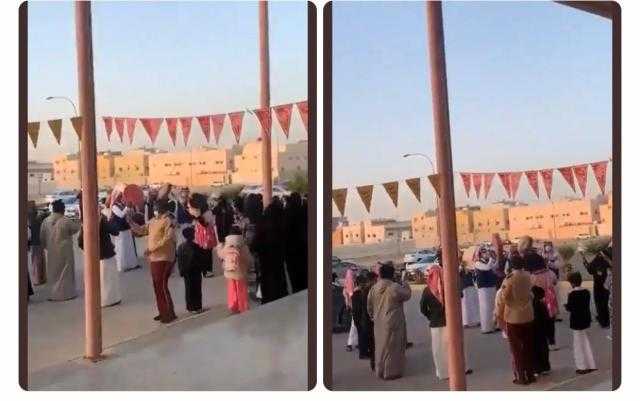 أم تحتفل بفرقة شعبية أمام مدرسة ابنها في أول أيام عودة الطلاب حضوريًا