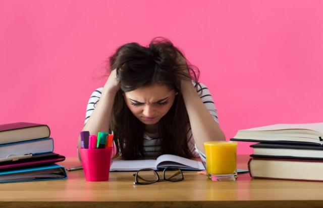 استشاري نفسي يحذر أولياء الأمور من كلمة «ذاكر» خلال الامتحانات