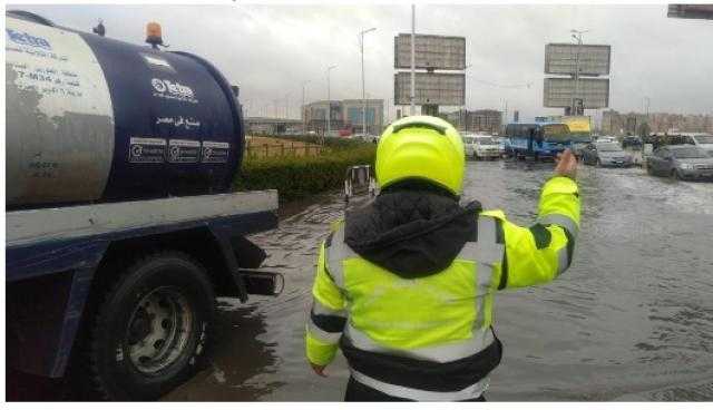 الشرطة تساعد المواطنين في مواجهة الطقس السيئ