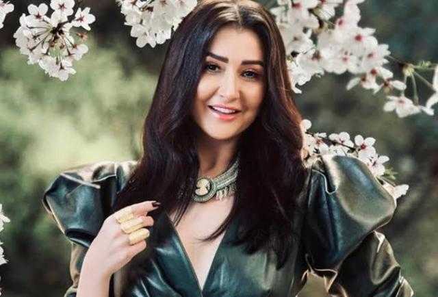 غادة عبد الرازق تعلن إصابتها بـ متحور أوميكرون