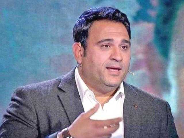 أكرم حسني يغني نسيانك صعب أكيد بصوت أبوحفيظة على الهواء.. فيديو