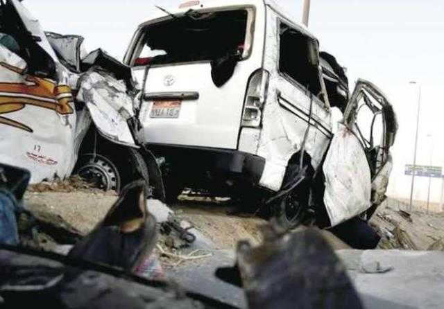 مصرع وإصابة 10 أشخاص إثر انقلاب ميكروباص بالطريق الأوسطي