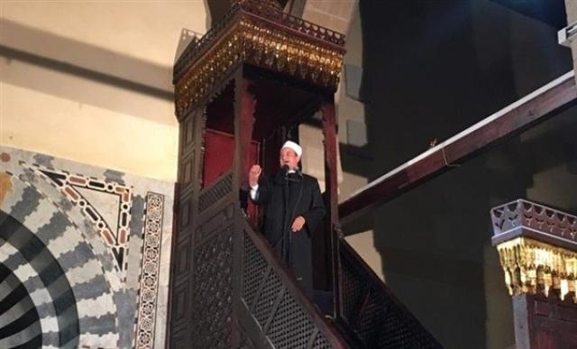 خطيب على المنبر